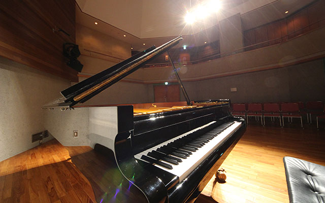音降りそそぐ武蔵ホール　ホール内のピアノ